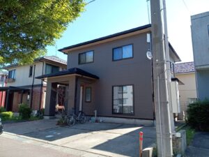 新潟市・東区での外壁塗装・屋根塗装工事の工事になります。新松崎 T様邸：での工事をさせて頂きました