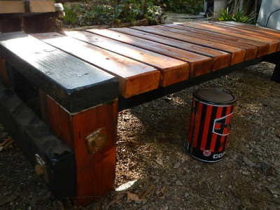 コールタールを塗布したベンチ