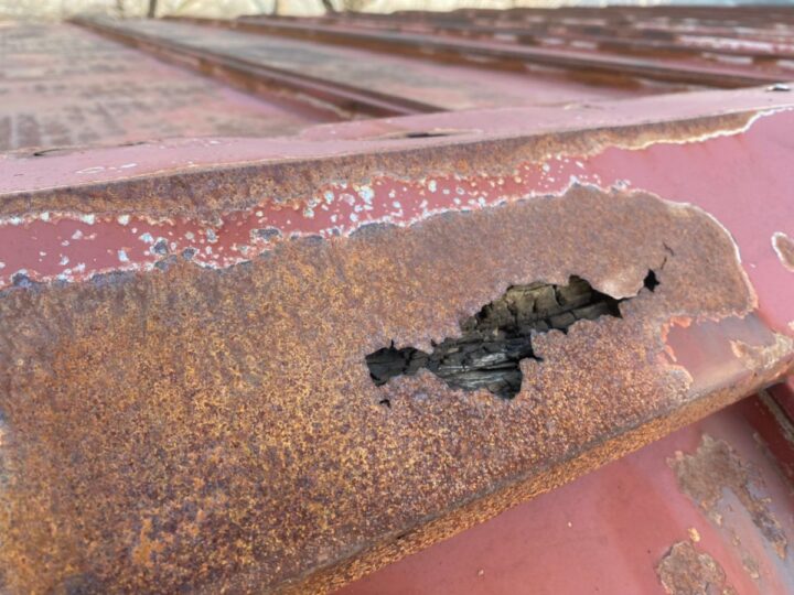 屋根材の腐食による穴
