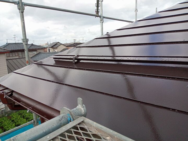 新潟市江南区Ｗ様邸：施工事例：屋根塗装：8年前の施工不良による錆び穴あき塗膜剥がれ