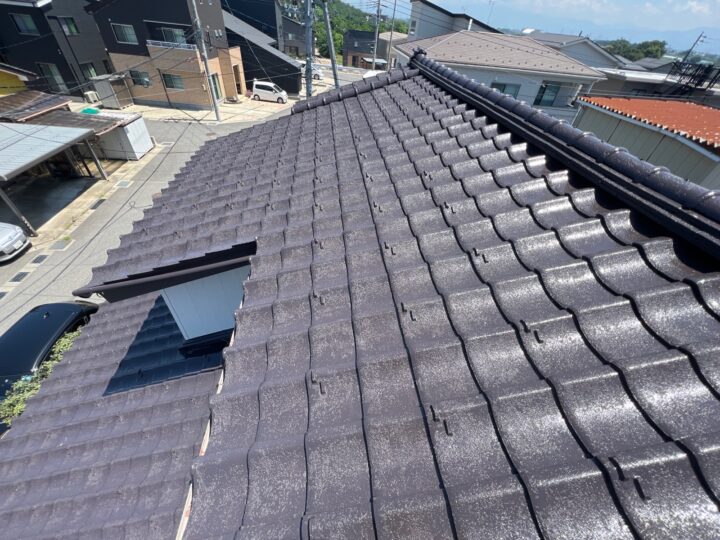 新潟市・北区・太夫浜 H様邸：3回目の屋根の塗替え工事：セメント瓦の塗装には縁切り作業が必要