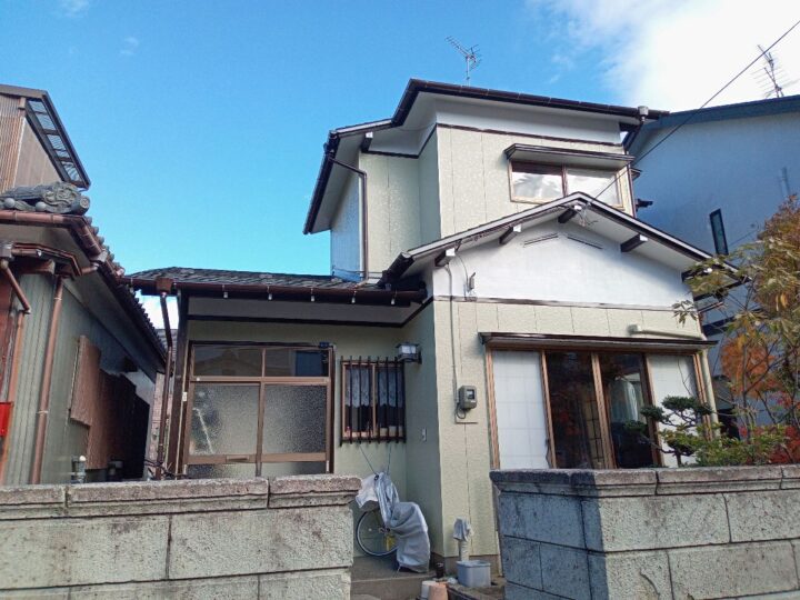 新潟市・東区・F様邸：雨漏り補修・外壁塗装・屋根揚げ替え：屋根の下地材の劣化による雨漏り