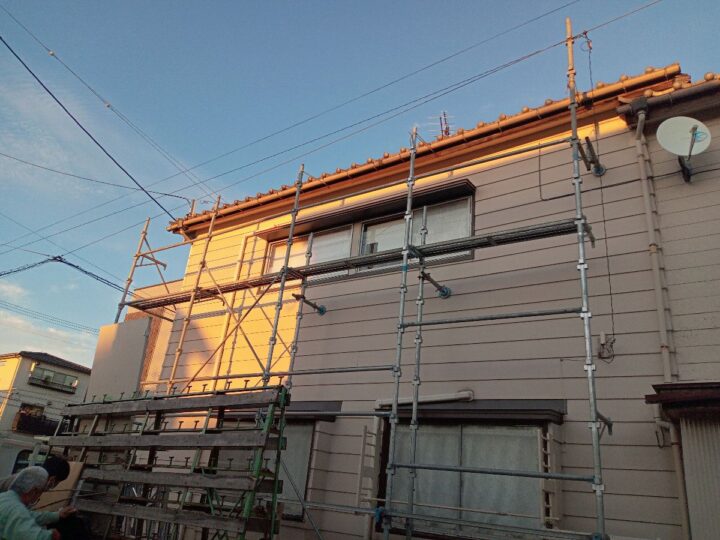 新潟市東区H様邸：施工事例：①木材とコーキングの痩せ/②霧除け屋根の雨漏り