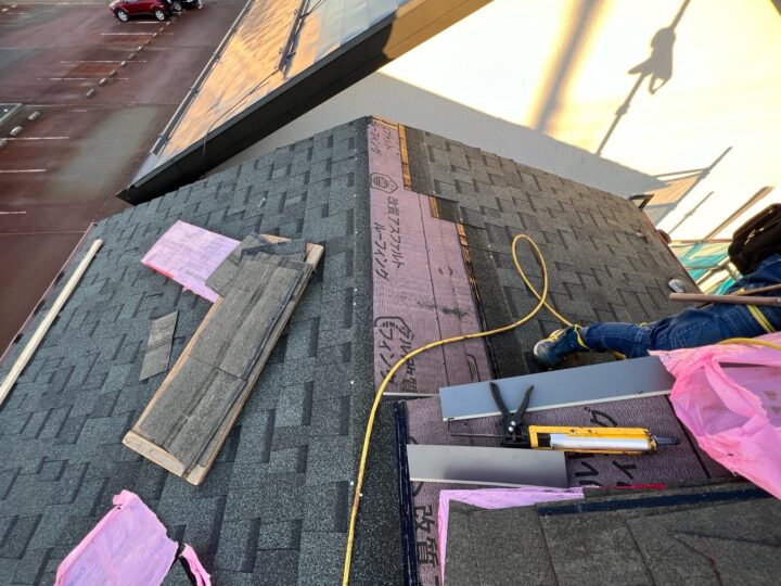 屋根材の取り付け作業