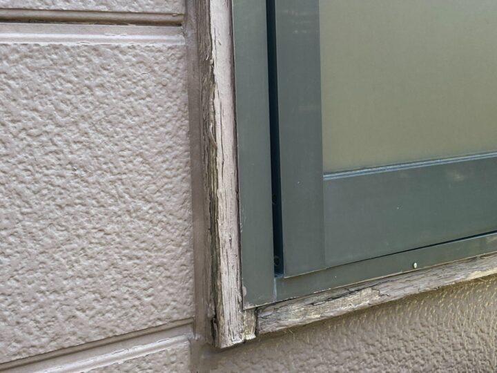 窓サッシ周辺の木材の劣化