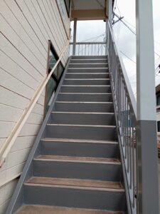 新潟市東区山木戸 K様所有アパート：階段部塗装工事：外階段の赤サビ事例