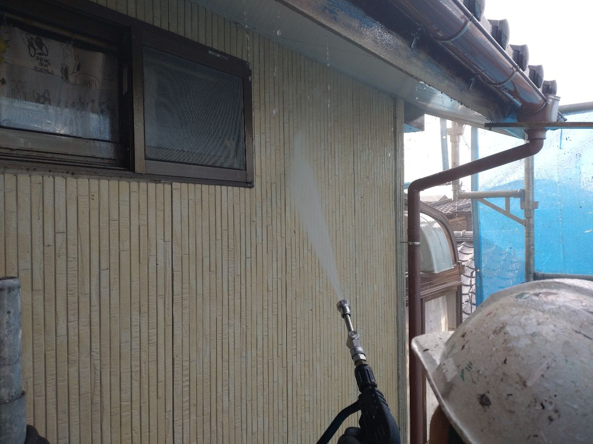 新潟市東区寺山 K様邸：外壁高圧洗浄作業の様子