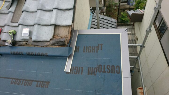 下屋根部分の防水シート貼付