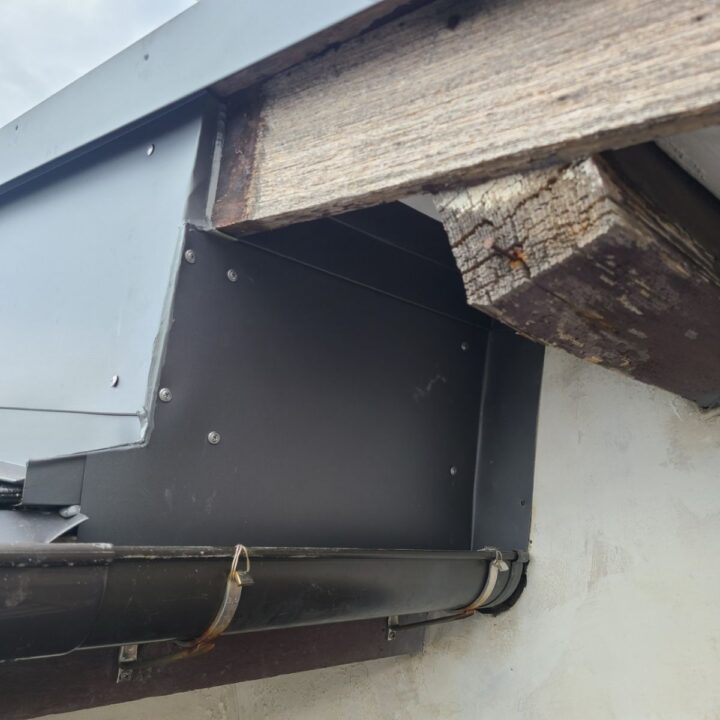屋根段違い部分のカバー工法作業