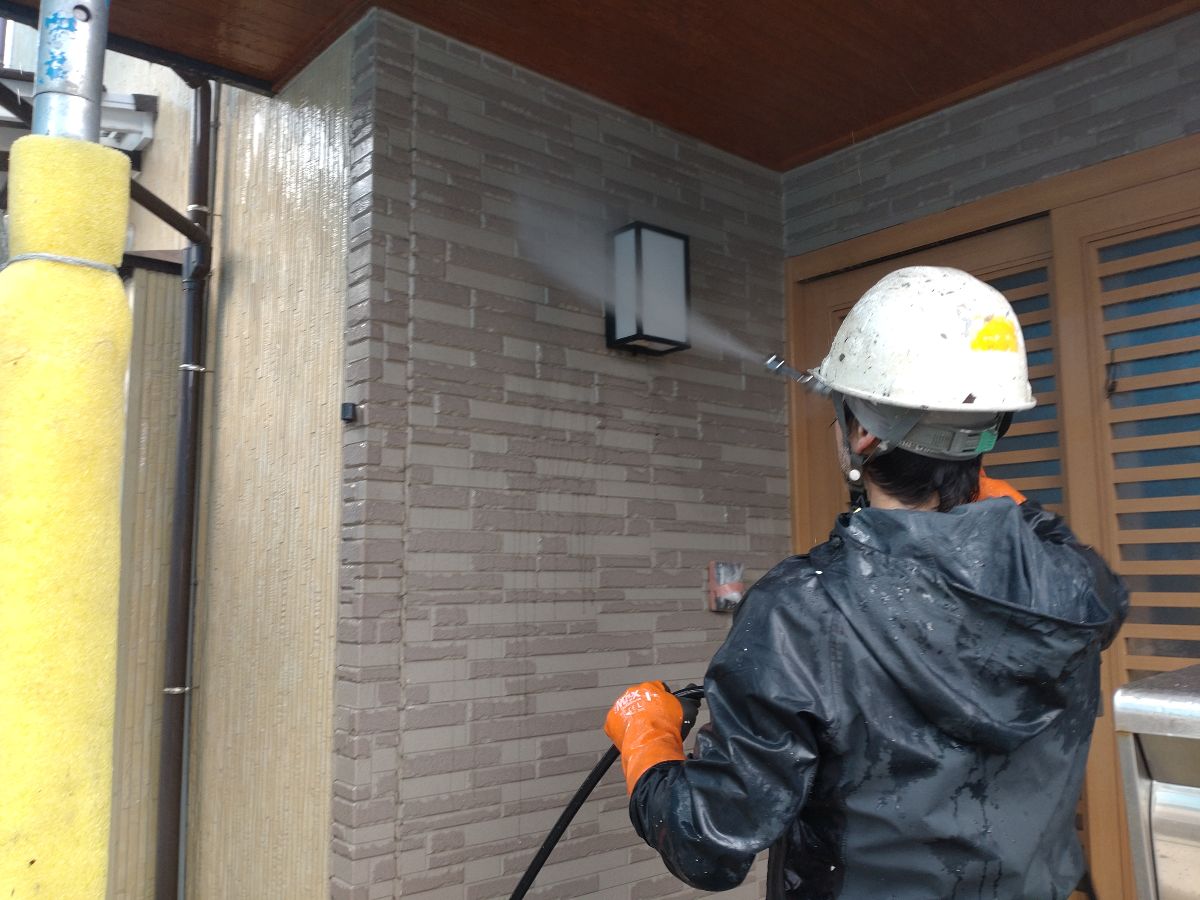 新潟市東区寺山 K様邸：外壁高圧洗浄作業の様子2