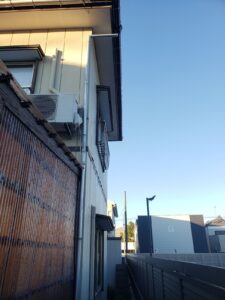 新潟市東区大形本町 K様邸：雨どい部分交換工事：経年劣化で軒どいに汚泥が溜まっていました…