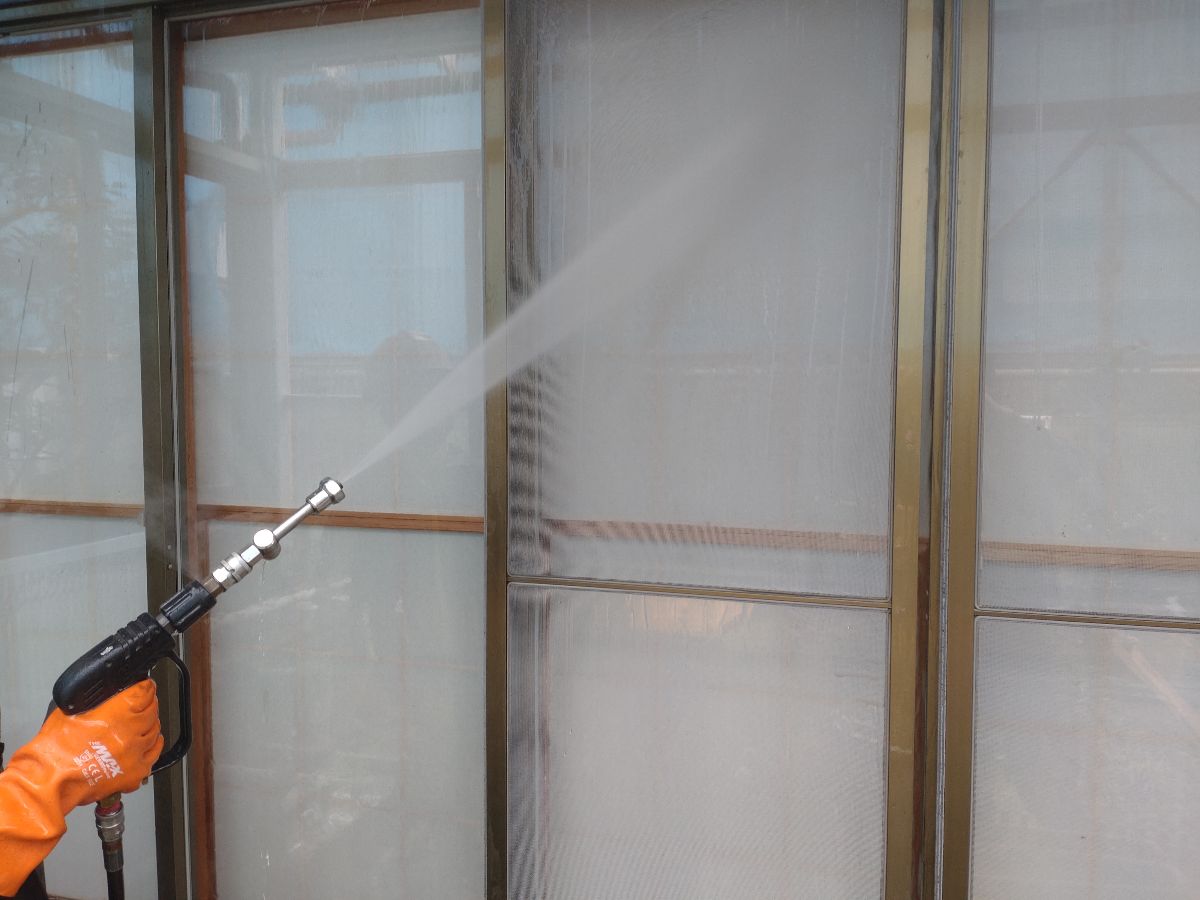 新潟市東区寺山 K様邸：窓サッシ洗浄作業の様子
