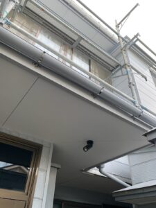 新潟市東区有楽 H様邸：雨樋工事（部分補修）・付帯部塗装工事：雨樋・ポリカ屋根が機能していない家