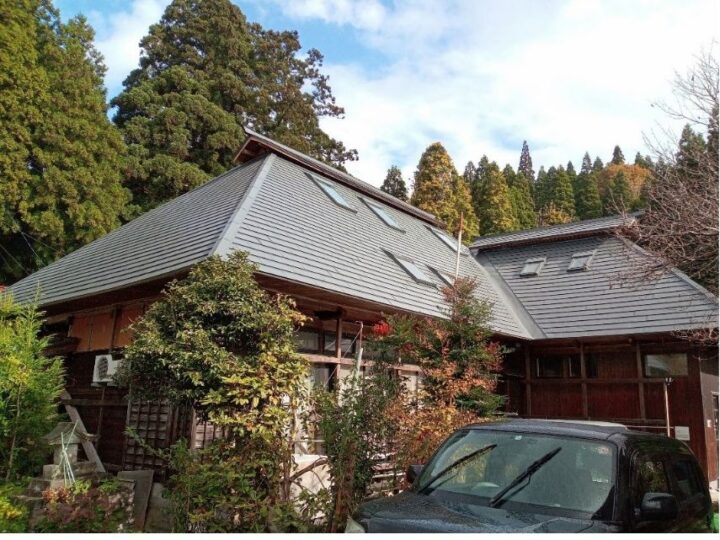 【イシカワ】新潟県東蒲原郡阿賀町岩谷S様邸｜屋根塗装工事（母屋・車庫）